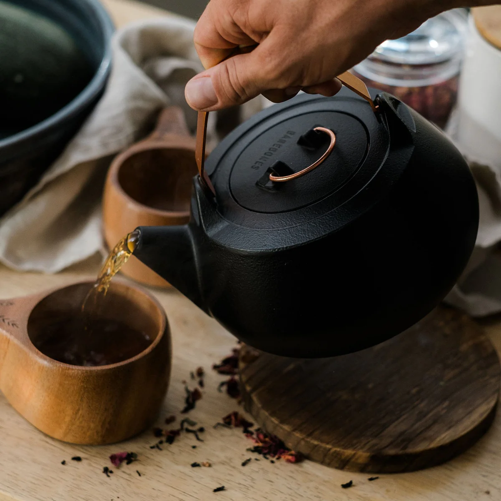 EnamelLinedCastIronTeapot-VintageWhite_02 Barebones.webp