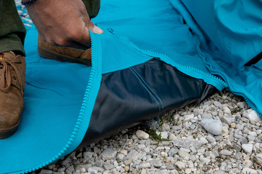 Zip Carpet bleu clair 02 Bent.webp
